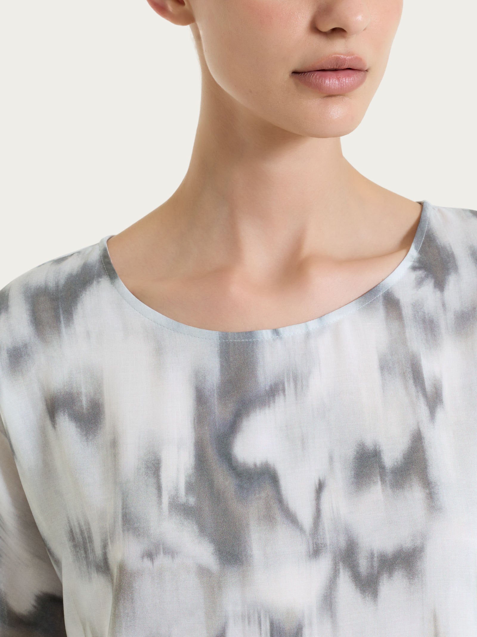 Blusa con manica 3/4 e fantasia in EcoSeta - Fant. Turbulence - Image 4