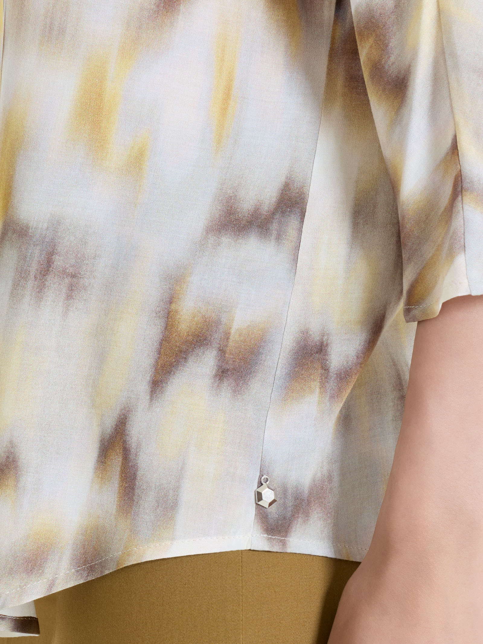 Blusa con manica 3/4 e fantasia in EcoSeta - Fant. Khaki - Image 3