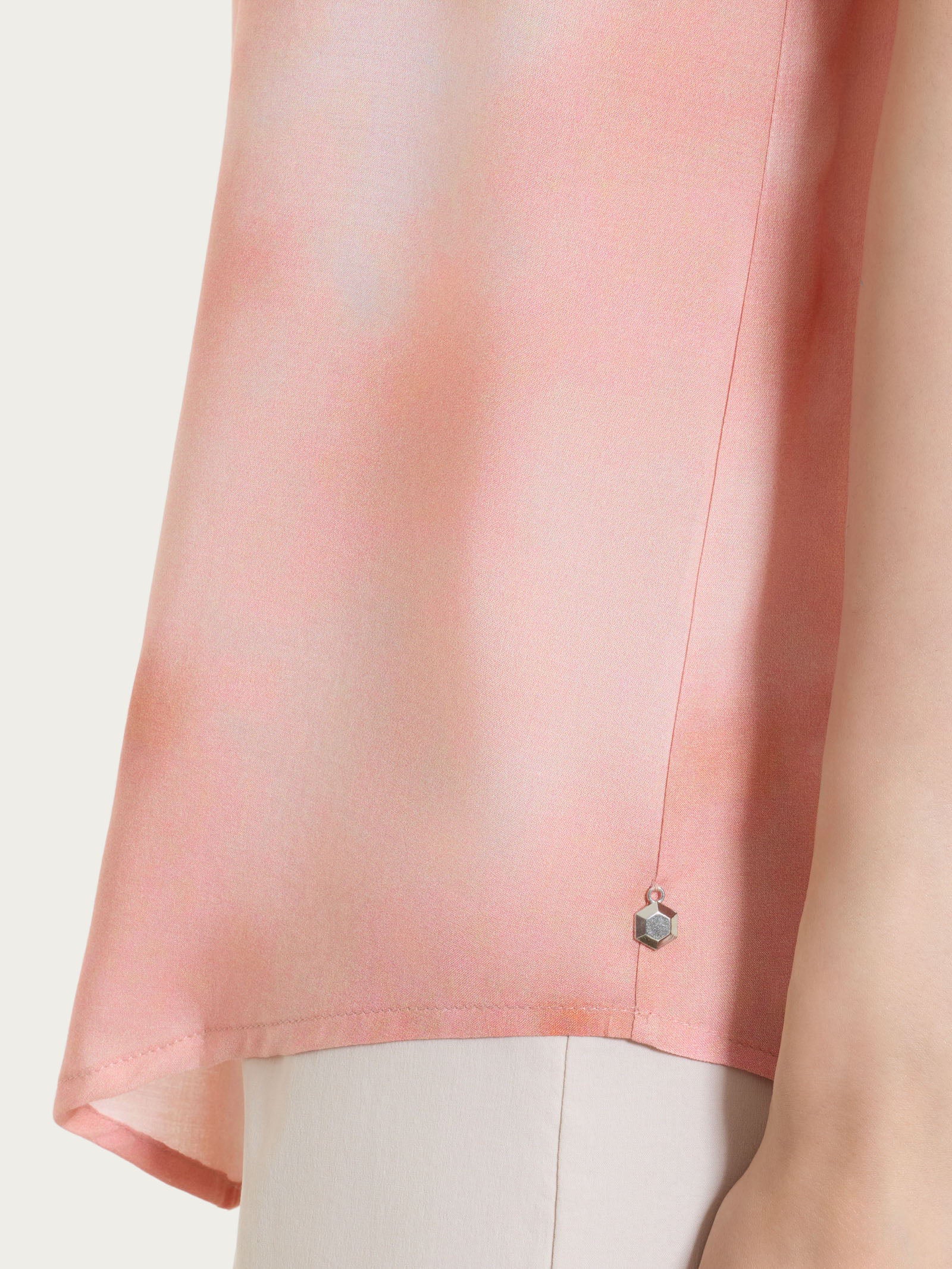 Blusa con manica corta e fantasia in EcoSeta - Fant. Cameo Rose - Image 3