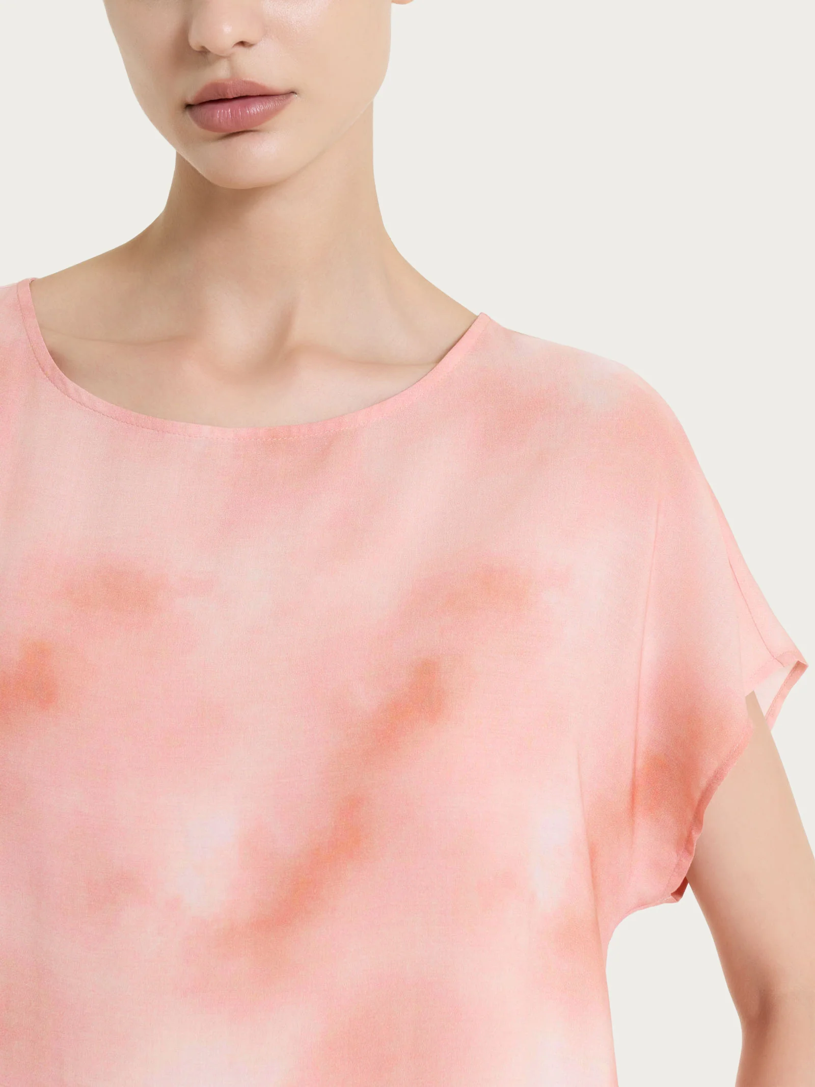 Blusa con manica corta e fantasia in EcoSeta - Fant. Cameo Rose - Image 4