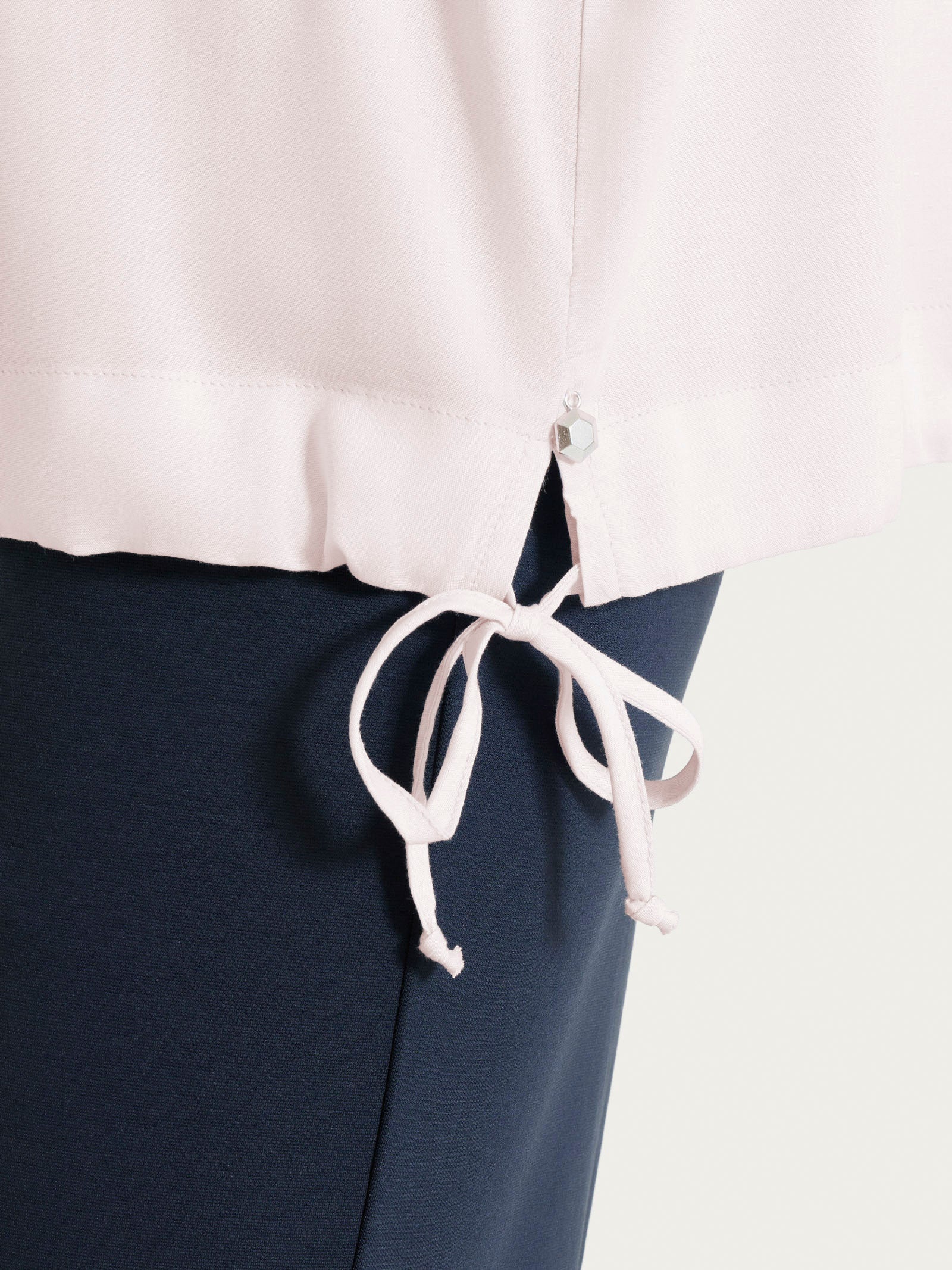 Blusa con scollo a V e manica risvoltabile in Voile Stretch - Hushed Violet - Image 5