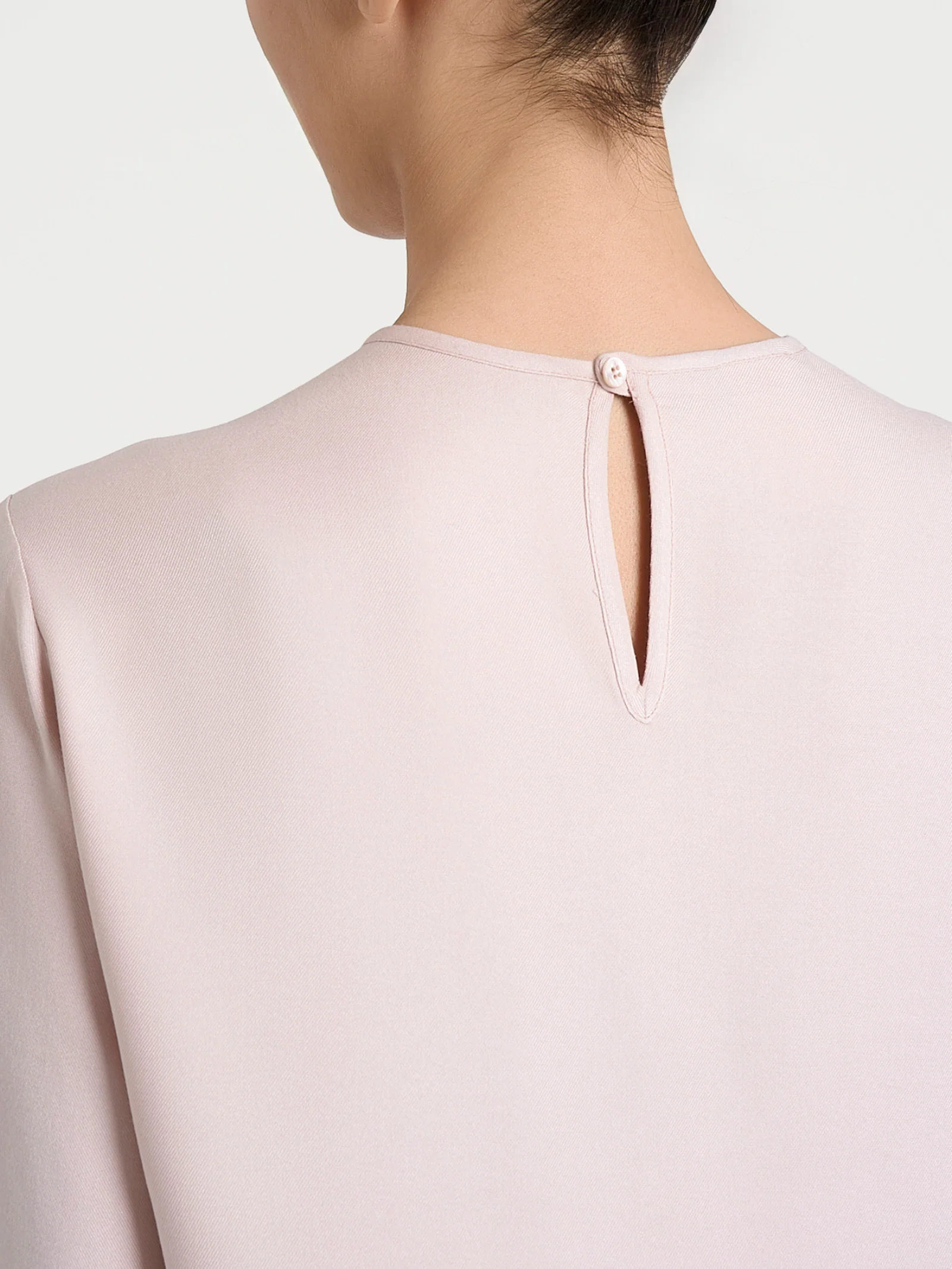 Blusa girocollo in Winter Ecoseta - Cameo Rose - Image 4