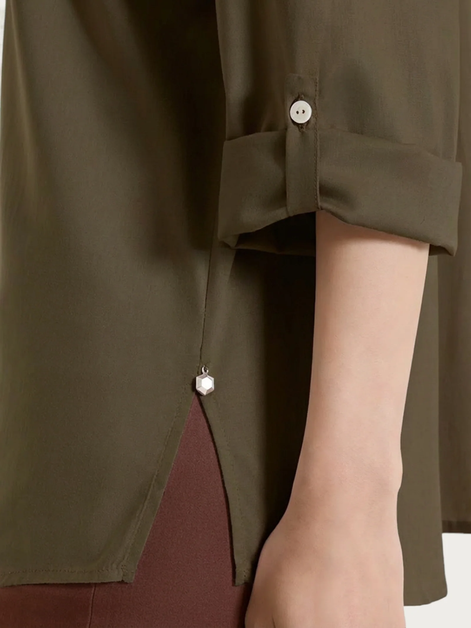 Camicia con manica risvoltabile in Voile Stretch - Dark Olive - Image 3