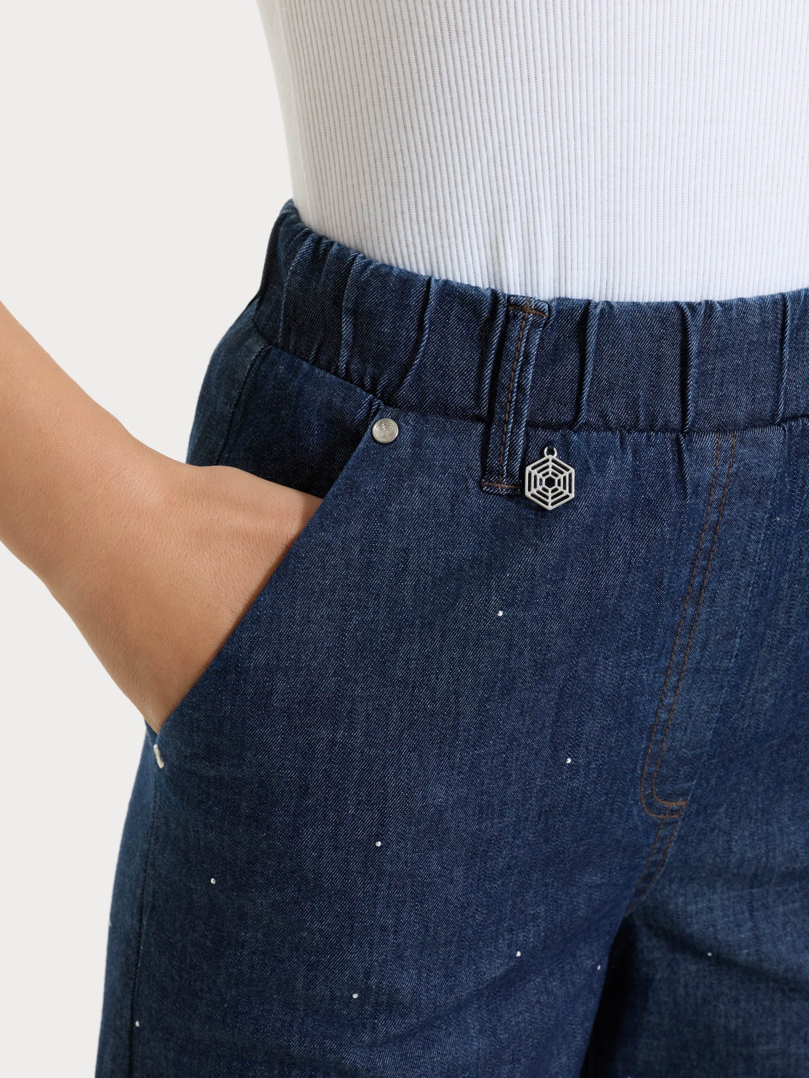 Jeans ampio alla caviglia con strass in Light Denim  - Indigo - Image 3
