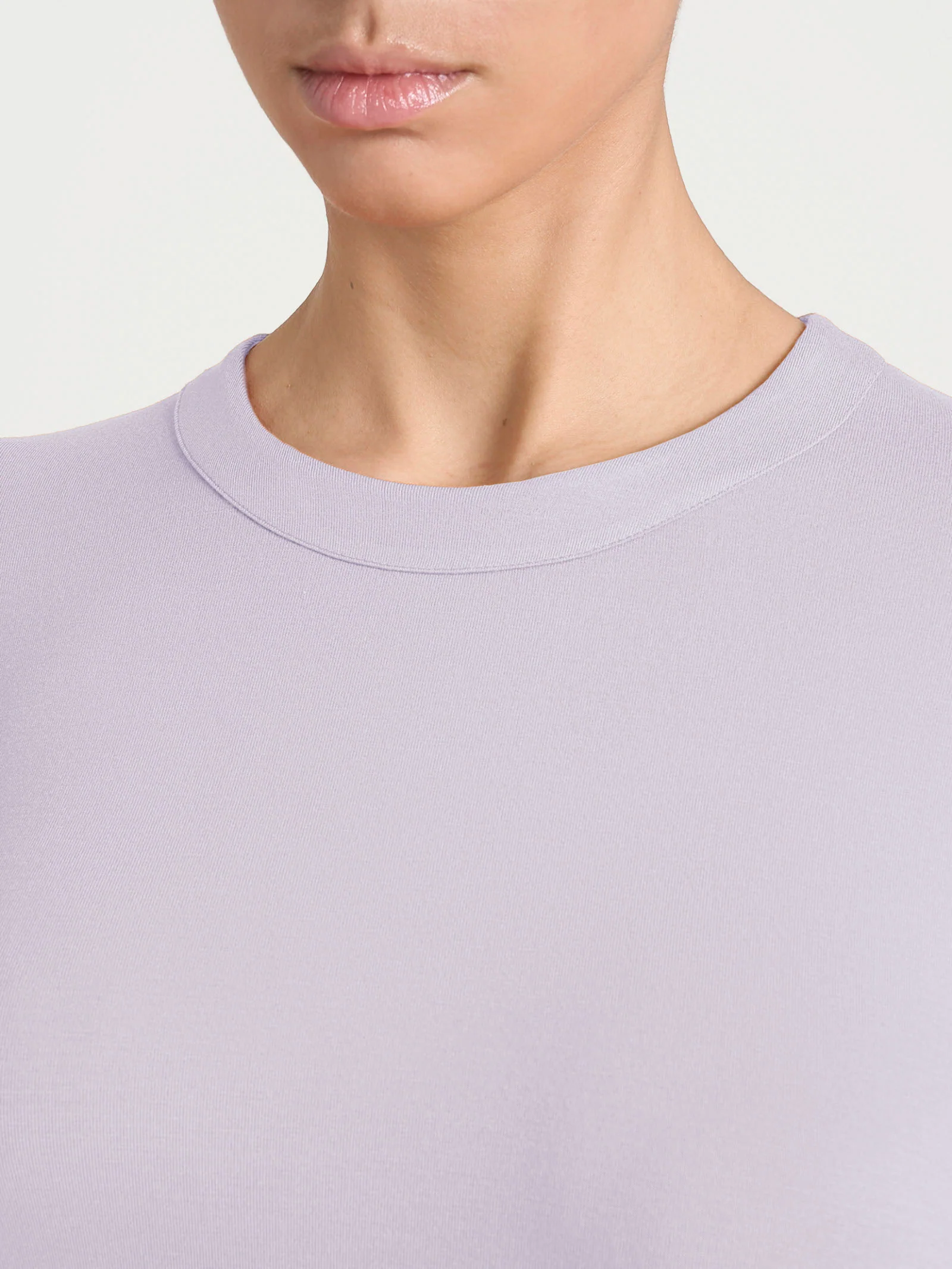 Maglietta a girocollo chiuso in Eco Viscosa - Thistle - Image 3