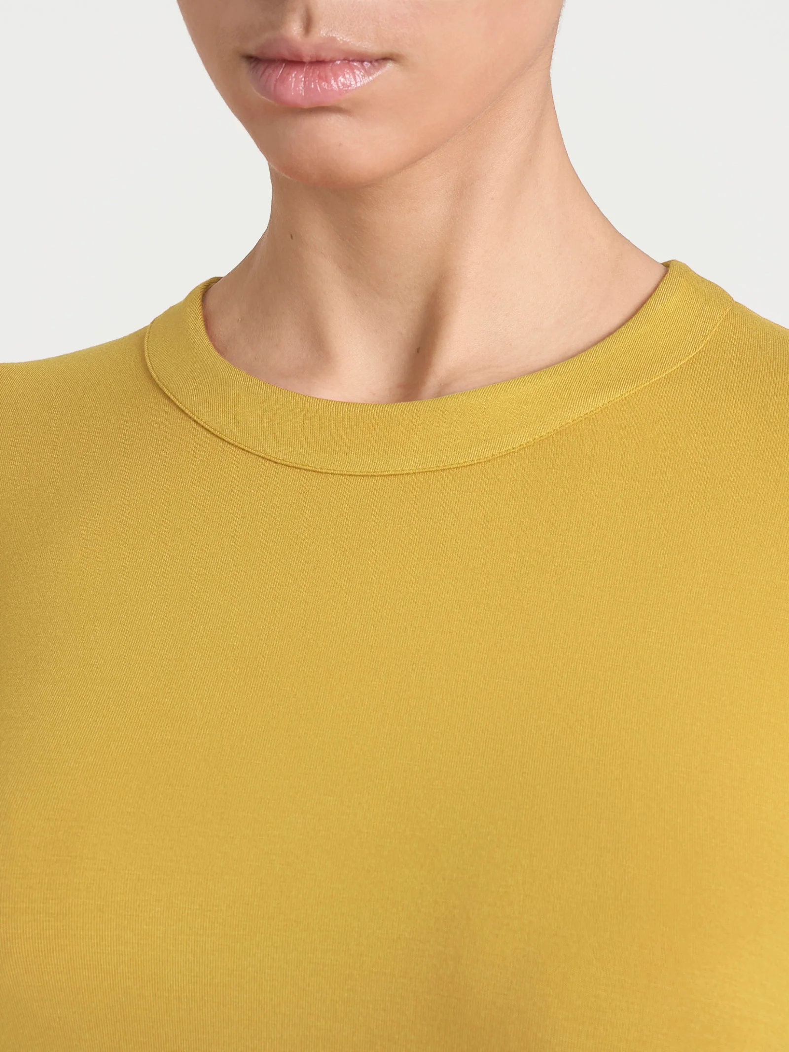 Maglietta a girocollo chiuso in Eco Viscosa - Oil Yellow - Image 3