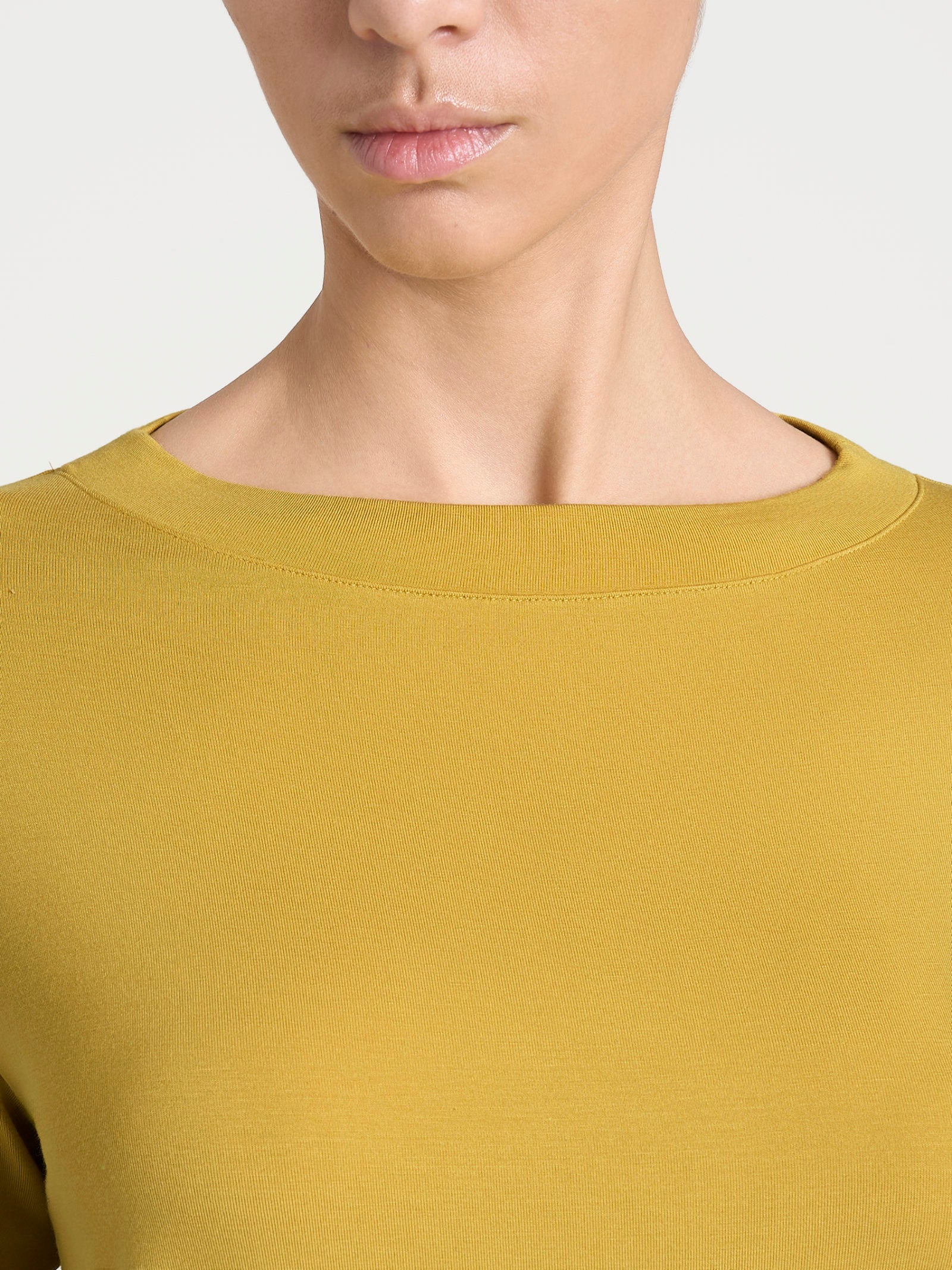 Maglietta con collo a barchetta in Eco Viscosa - Oil Yellow - Image 3