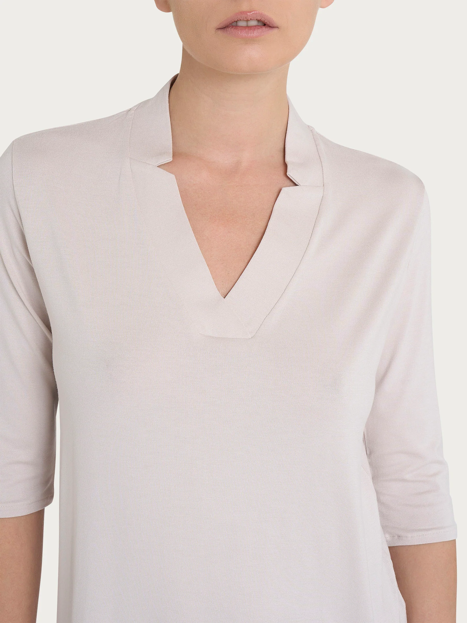 Maglietta con scollo a V in Viscosa Summer - Champignon - Image 3