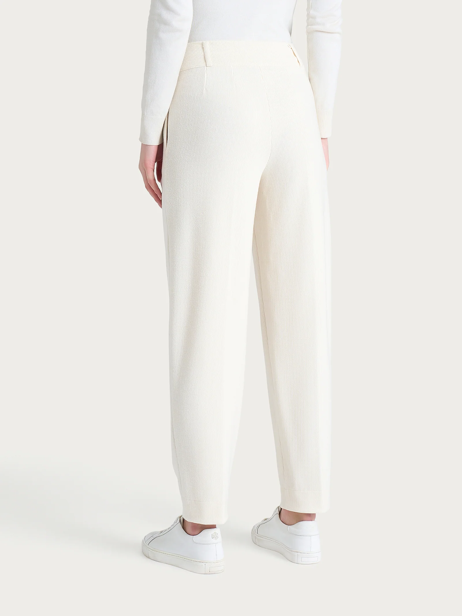 Pantalone a carota con tasche e pinces in Velvet - Avorio - Image 3