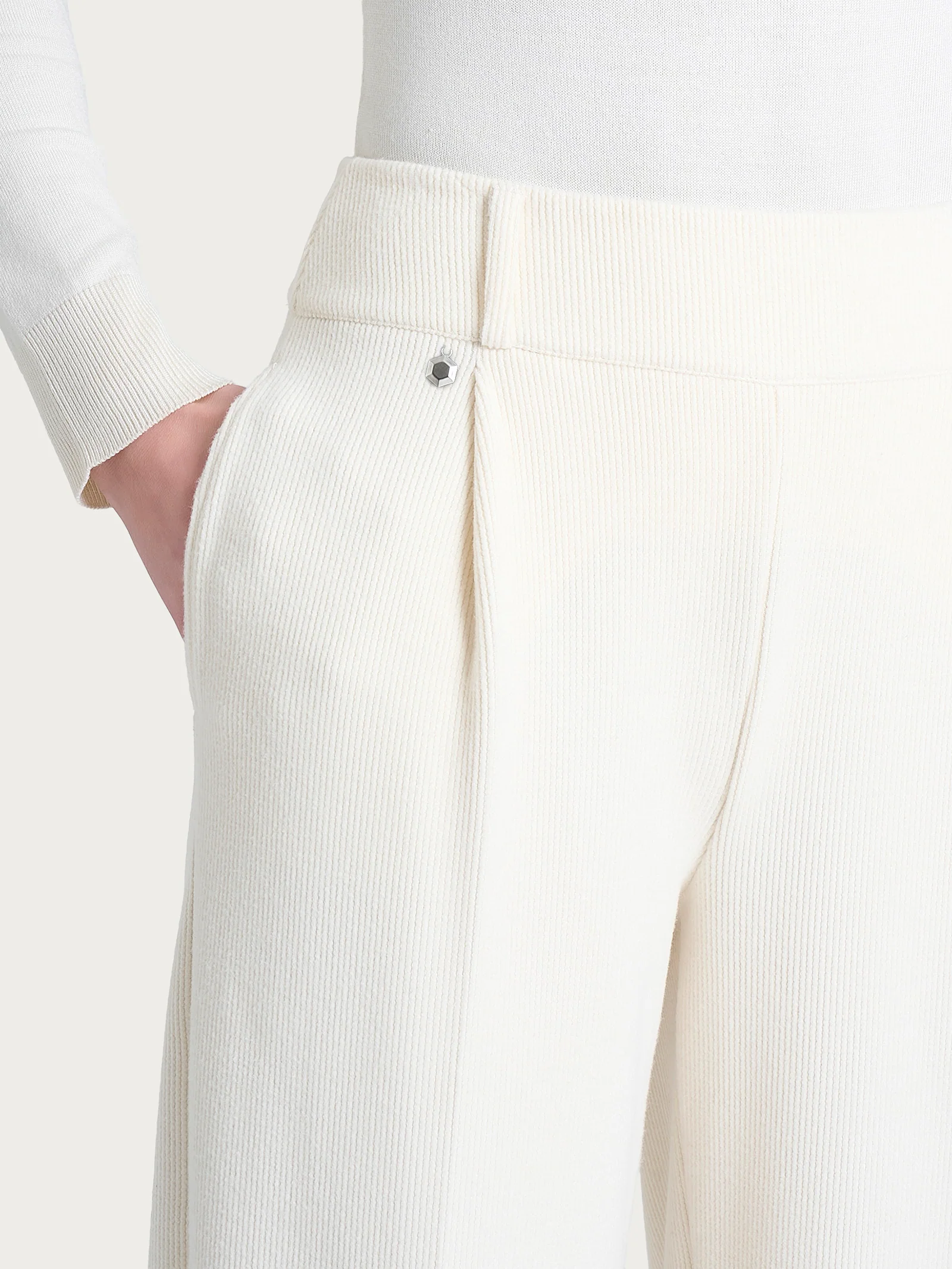 Pantalone a carota con tasche e pinces in Velvet - Avorio - Image 4