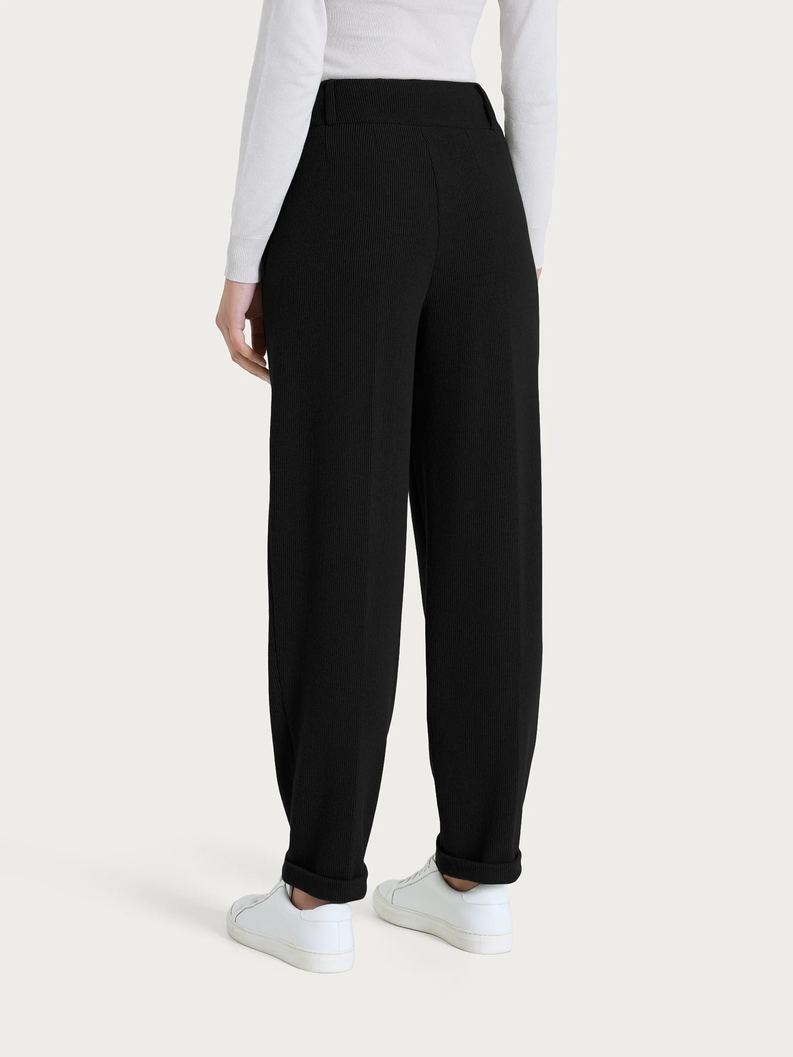 Pantalone a carota con tasche e pinces in Velvet - Nero - Image 4