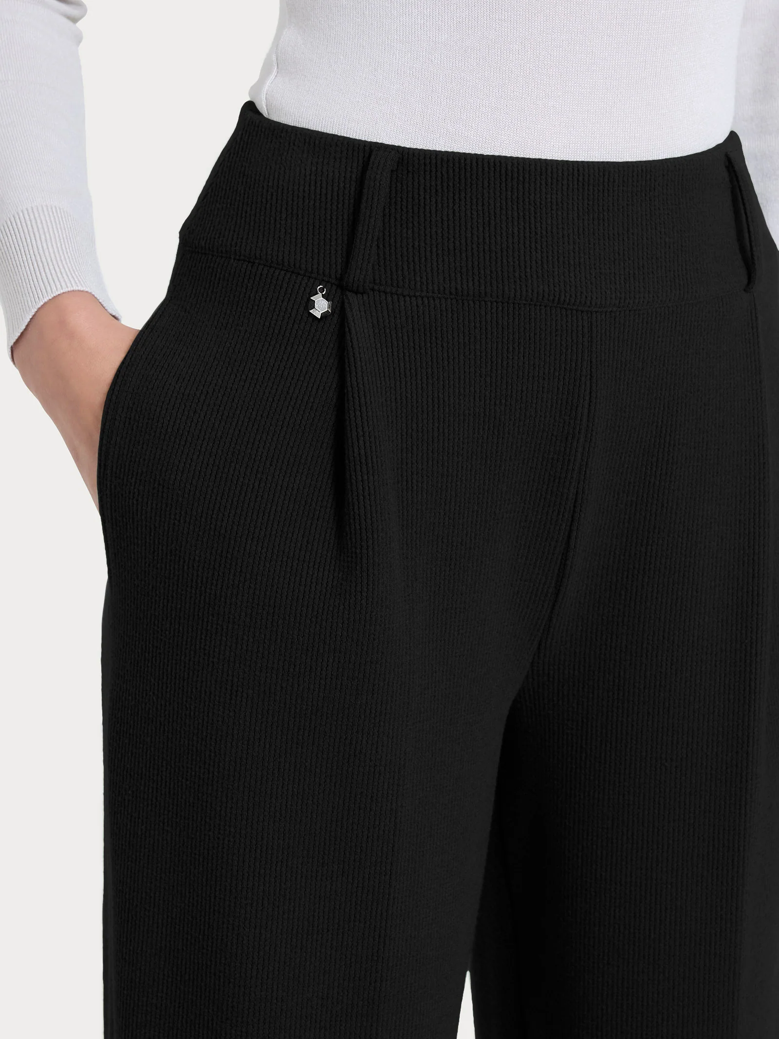 Pantalone a carota con tasche e pinces in Velvet - Nero - Image 5