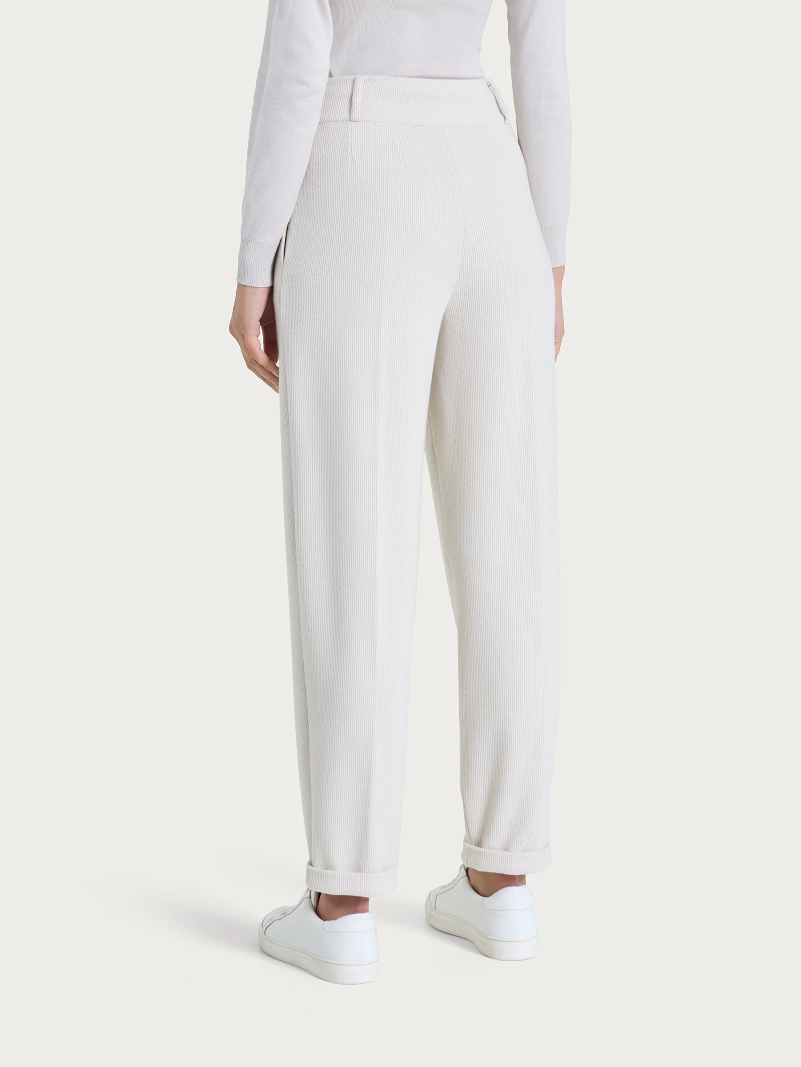 Pantalone a carota con tasche e pinces in Velvet - Champignon - Image 3