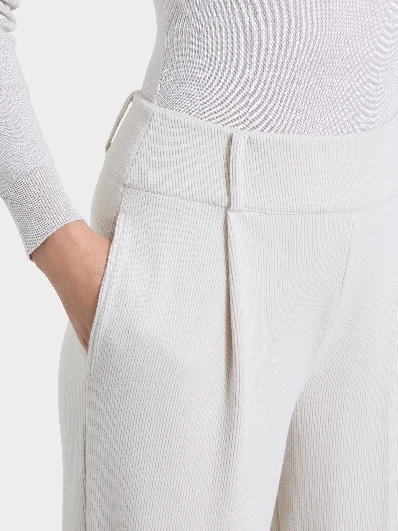 Pantalone a carota con tasche e pinces in Velvet - Champignon - Image 4